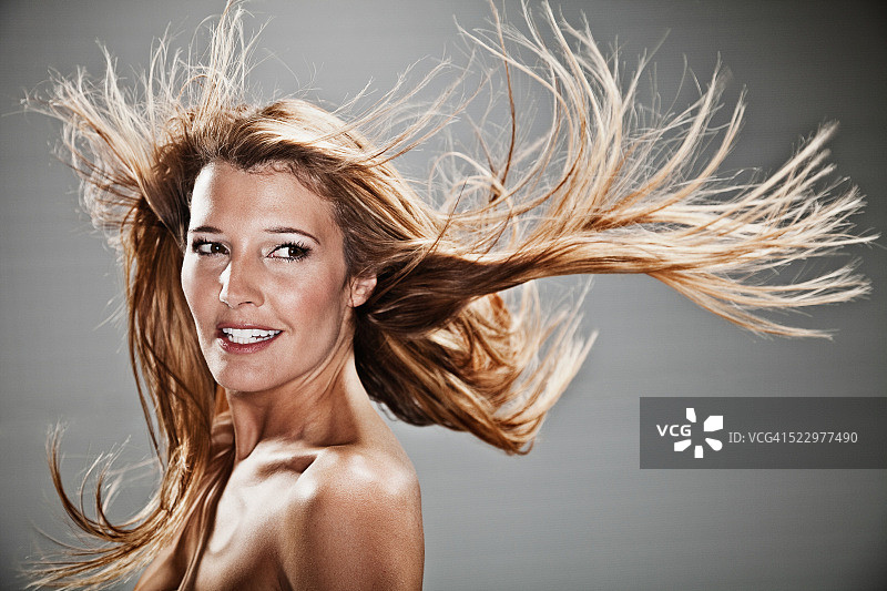 风吹头发的女人图片素材