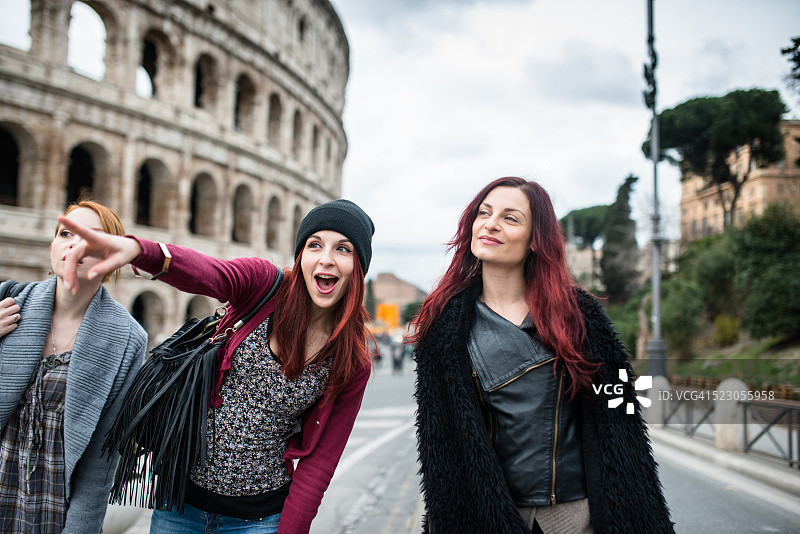 朋友女人在罗马拥抱着行走图片素材