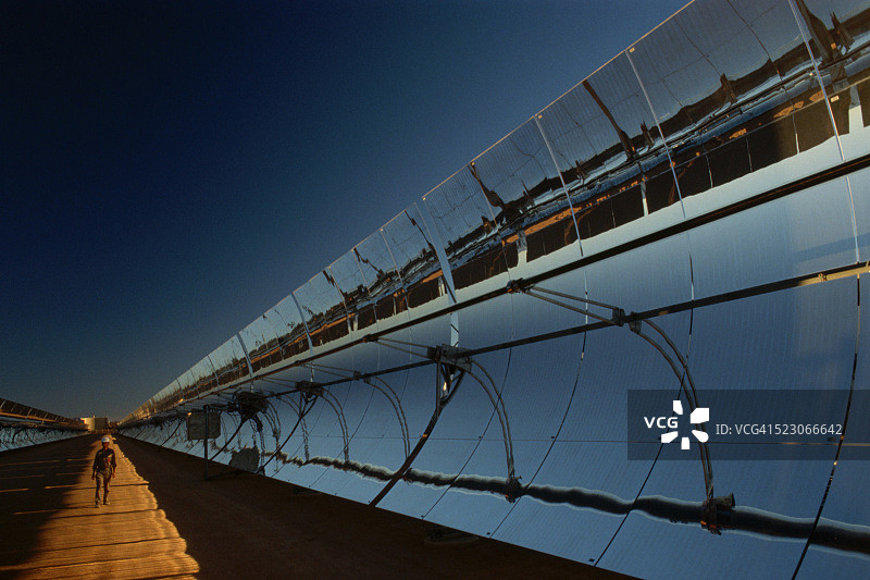 太阳能发电厂的技术员图片素材