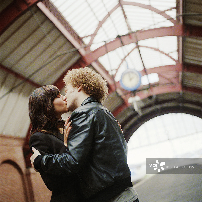 一对情侣在火车站接吻图片素材
