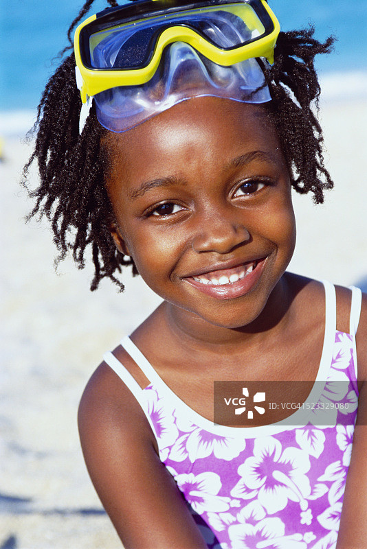 在海滩上微笑的年轻女孩图片素材