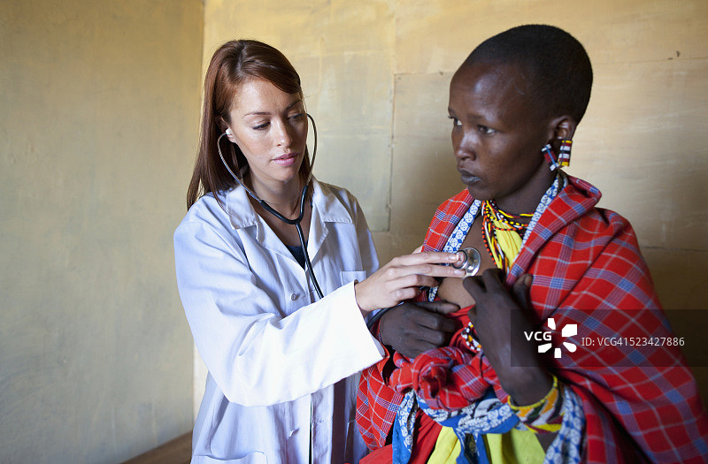 肯尼亚，医生在诊所中对病人使用听诊器图片素材