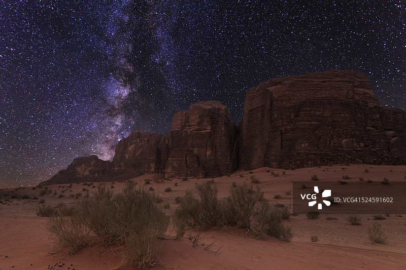 瓦迪拉姆沙漠的星空图片素材
