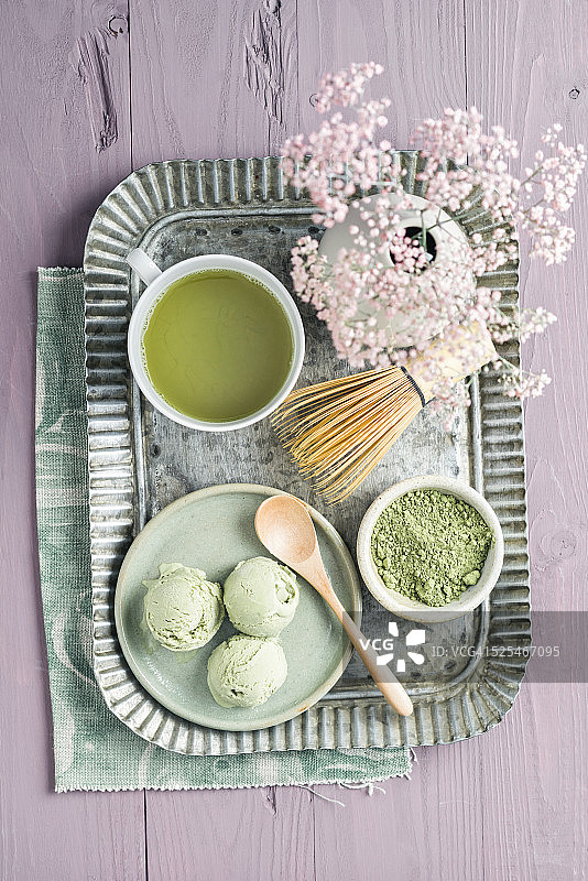 绿茶冰淇淋，抹茶，茶粉和花图片素材