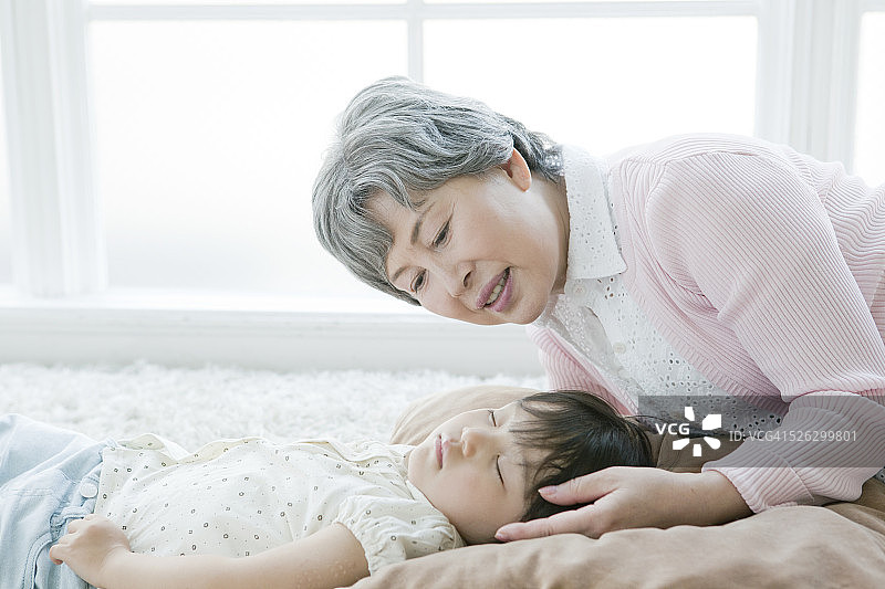 一个正在睡觉的女孩和一个年长的女人图片素材