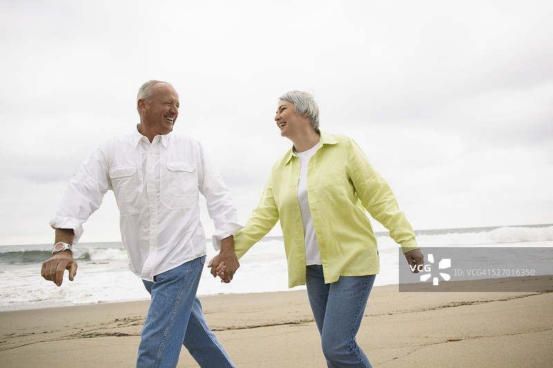 在海滩上散步的成年夫妇图片素材