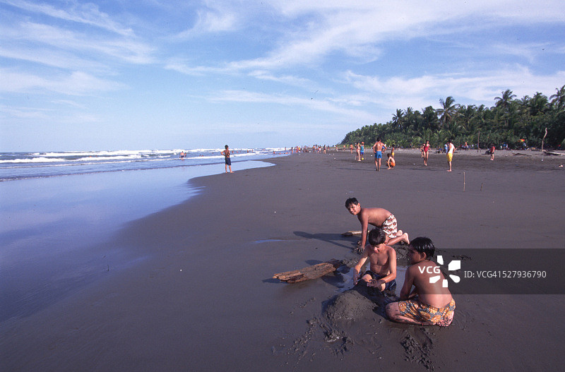哥斯达黎加维斯卡拉海滩，孩子们在沙滩上玩耍图片素材