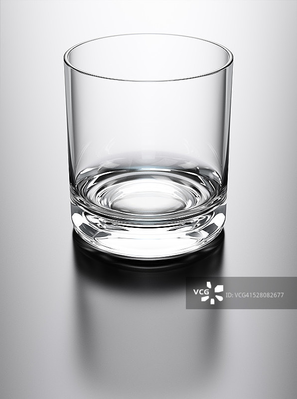 水杯放在反光面上图片素材