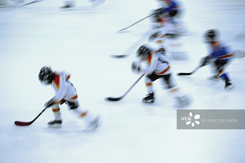冰上的年轻曲棍球运动员图片素材