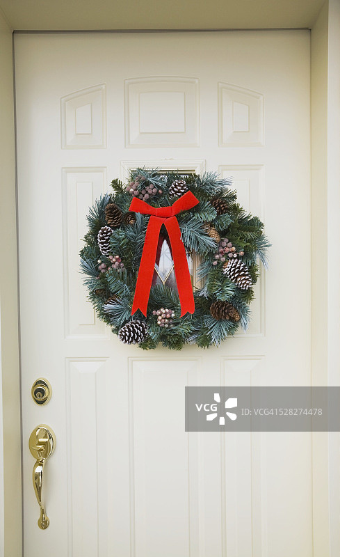 圣诞花环挂在住宅的前门;加拿大魁北克图片素材