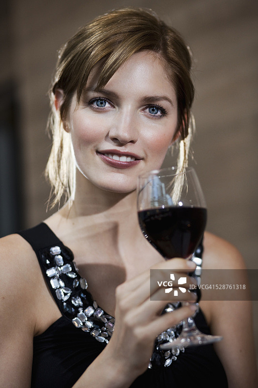 微笑的女人拿着酒杯图片素材
