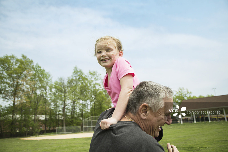 爷爷和孙女(4-5岁)在公园里跑步图片素材