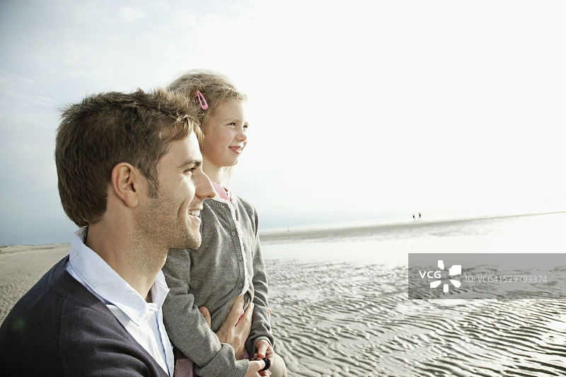 父亲和女儿(5-6岁)在海滩上图片素材