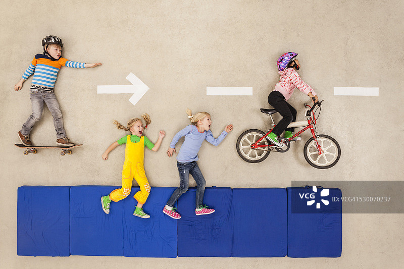 孩子们在街上骑自行车、玩滑板和跑步图片素材