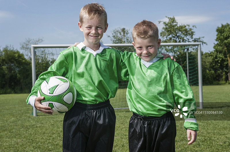 两个年轻的足球运动员摆姿势图片素材