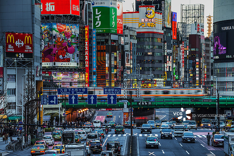 东京都新宿区的梅海道，面向歌舞伎町图片素材