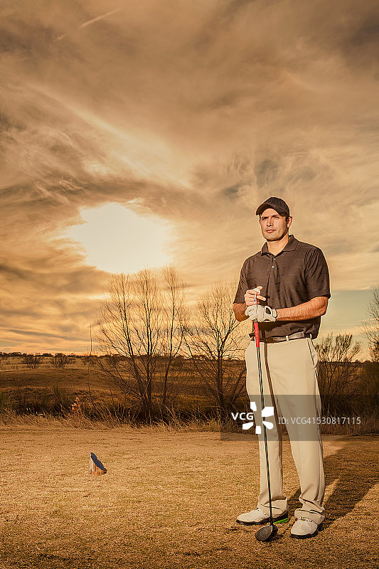 高尔夫球手站在夕阳下图片素材