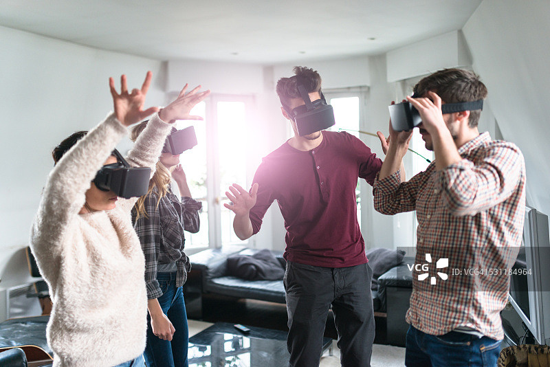 朋友们用虚拟现实模拟器一起跳舞图片素材