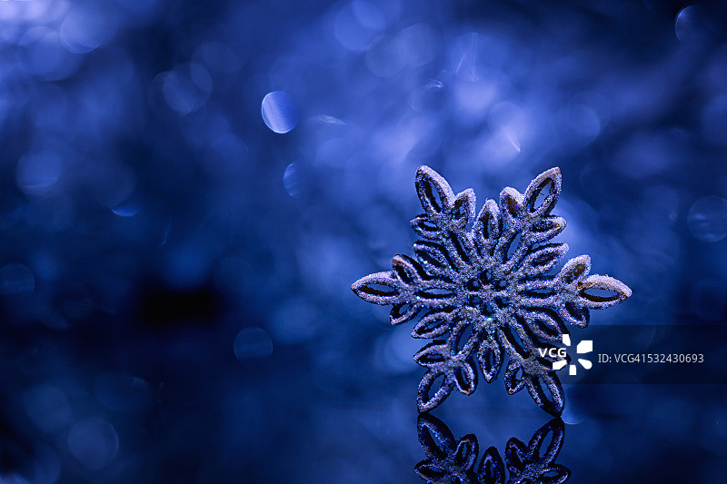 雪花点缀，蓝色散景图片素材