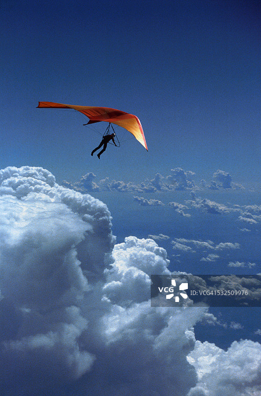 悬挂滑翔机在云端飞行图片素材