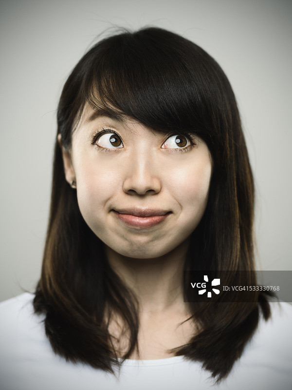 一个快乐的年轻日本女人的肖像图片素材