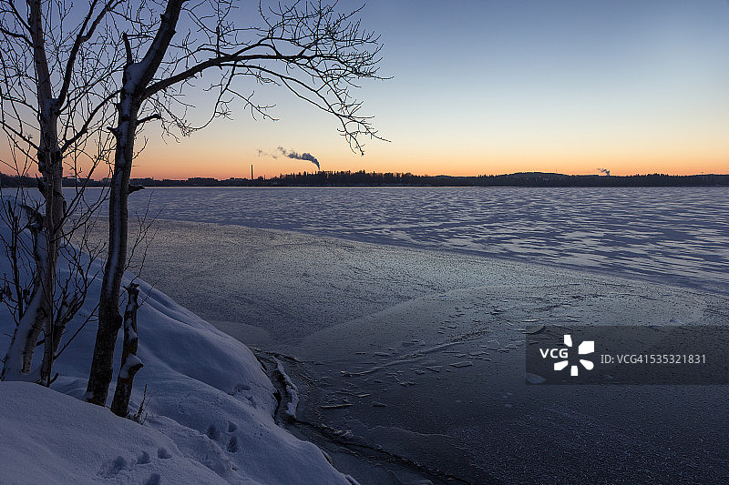 芬兰的清晨，冰雪覆盖的湖面图片素材