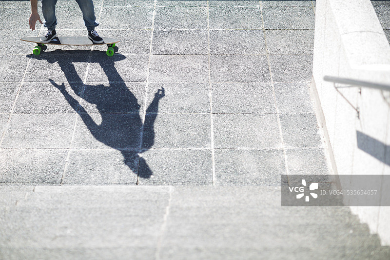 人行道上滑板运动员的影子图片素材