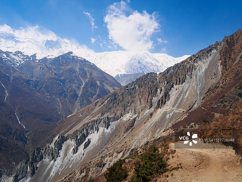 尼泊尔，马南:通往喜马拉雅山安娜普纳的蒂利科湖的小径图片素材