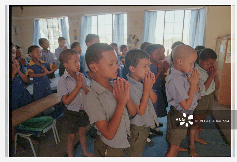 学生在教室里祈祷图片素材