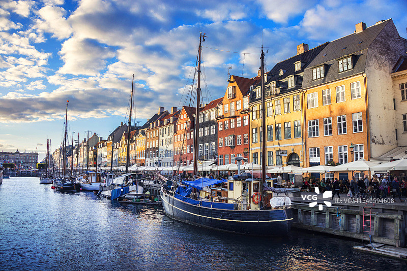 日落时分，哥本哈根老城尼哈芬的彩色传统房屋图片素材