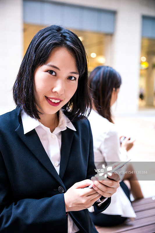 两名日本商务女性在东京市中心午休图片素材