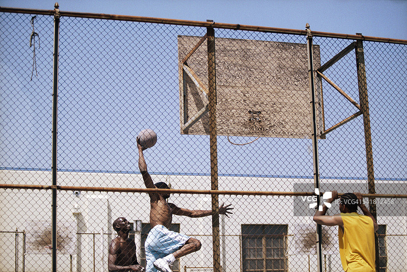 男人打篮球图片素材