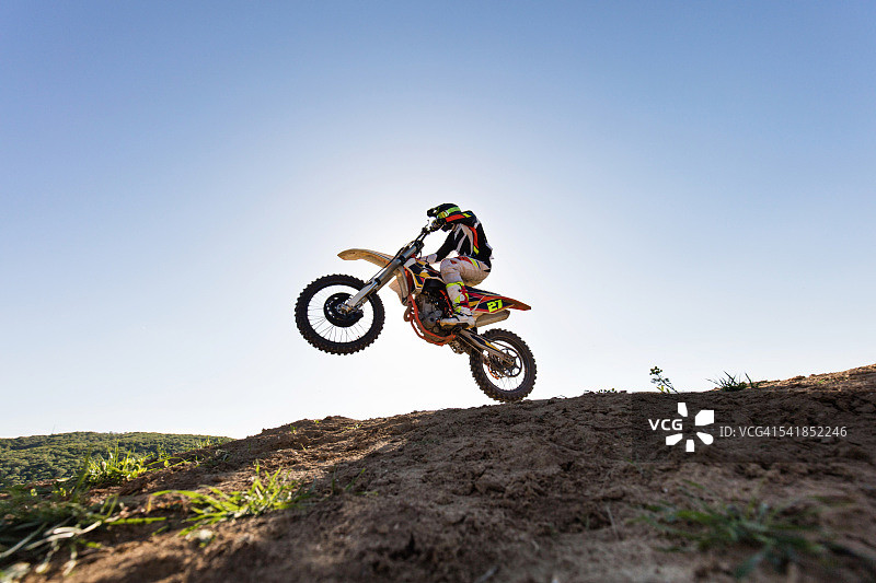 下面的观点，摩托车越野赛骑手在极端地形对天空。图片素材