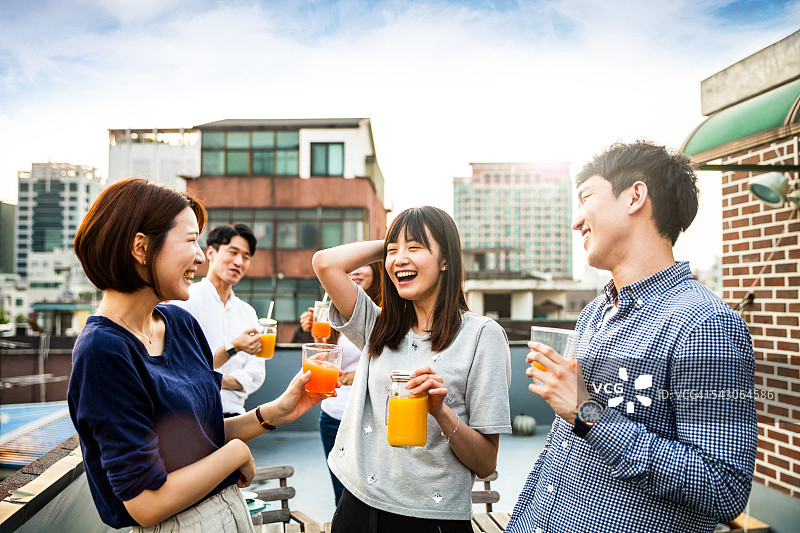 韩国人在首尔举行屋顶派对图片素材