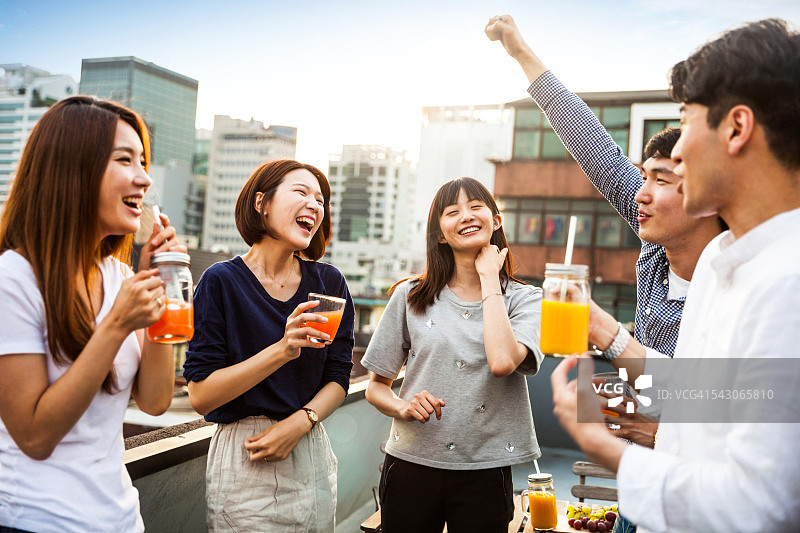 韩国人在首尔举行屋顶派对图片素材