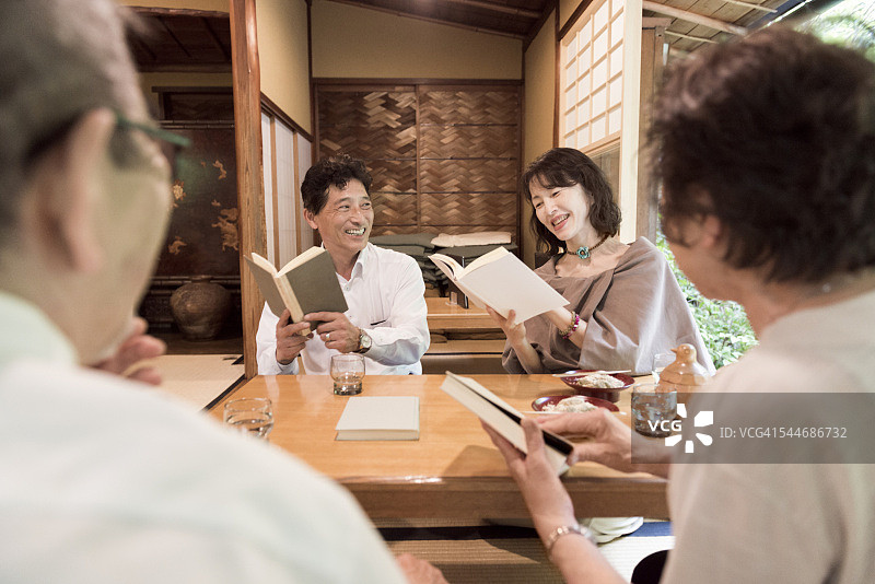日本京都一家餐厅的年长日本书友会图片素材
