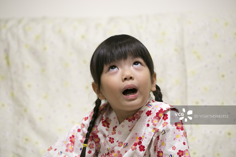 一个可爱的女孩穿着日本浴衣与双编发和和抬头图片素材