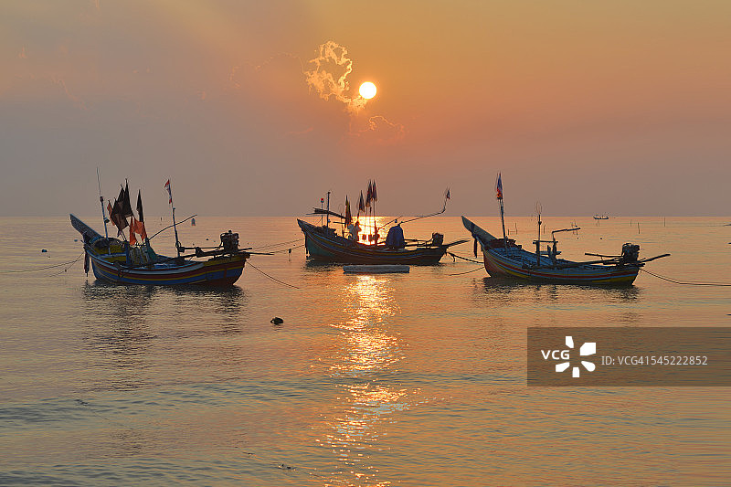 泰国松卡湖渔船的日出景象图片素材