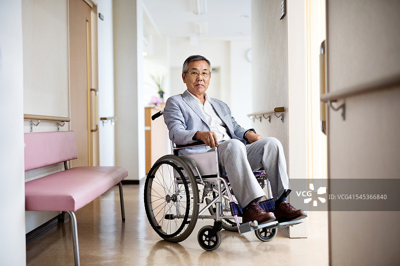 在医院里坐在轮椅上的老人的肖像图片素材