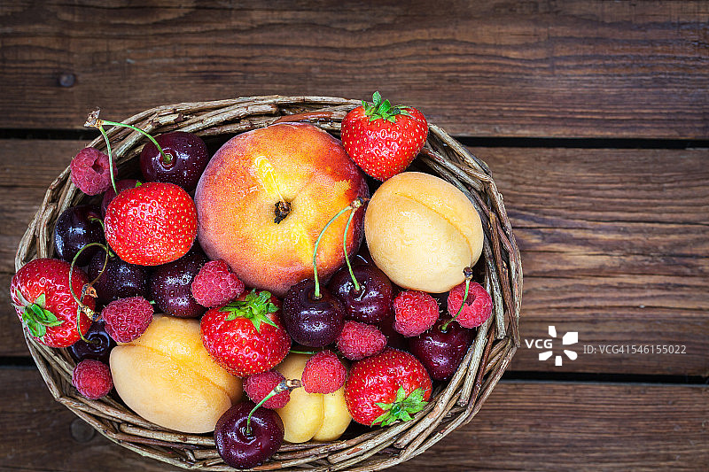新鲜成熟的夏季浆果和水果图片素材