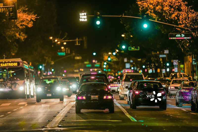 夜间在城市交通中行驶的汽车图片素材