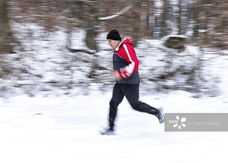 德国，巴登-符腾堡，霍尔茨堡，在雪地里慢跑的老人图片素材