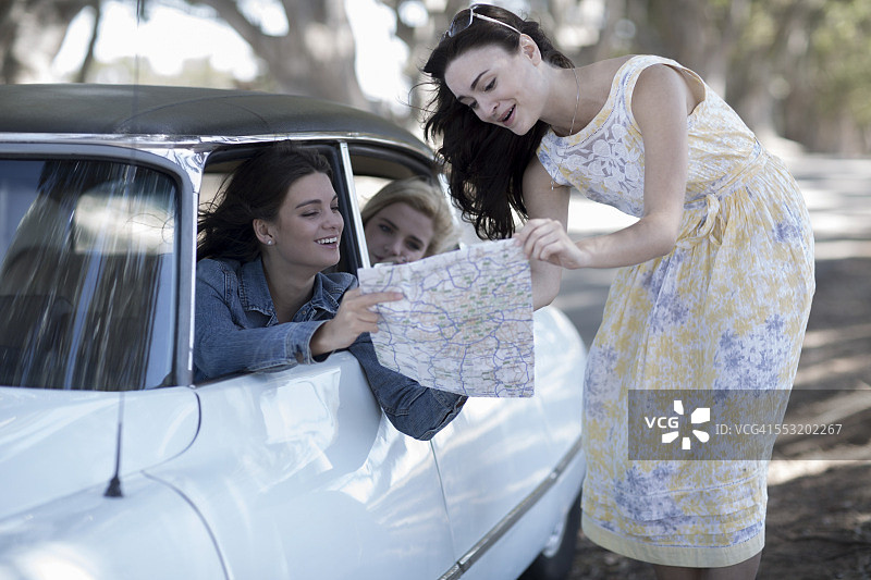 南非，一名年轻女子和朋友在公路上问路图片素材
