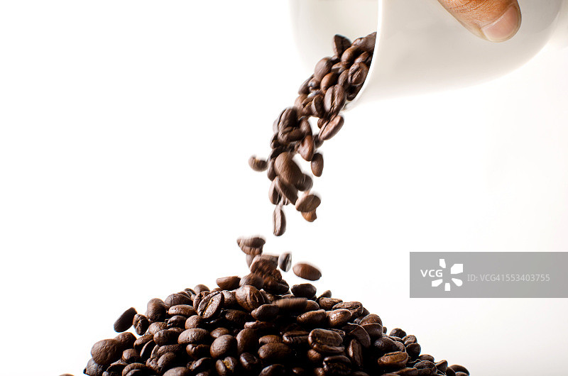 烘焙棕咖啡豆倒图片素材