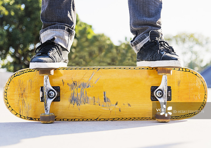 美国，佛罗里达，西棕榈滩，男子滑板在滑板公园图片素材