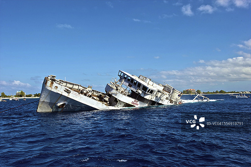 大开曼岛的基蒂威克号军舰沉没。图片素材