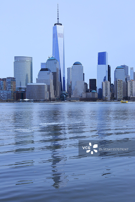 曼哈顿的摩天大楼倒映在哈德逊河上图片素材