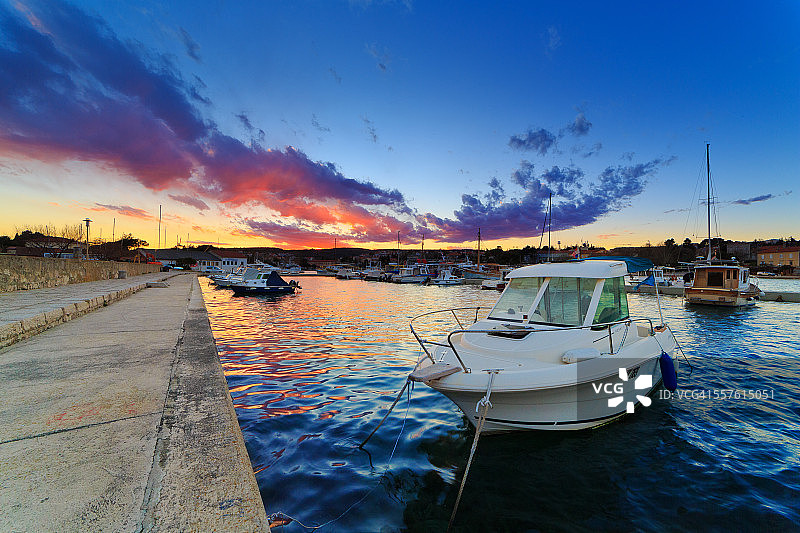 克罗地亚，Krk镇码头上的日落图片素材