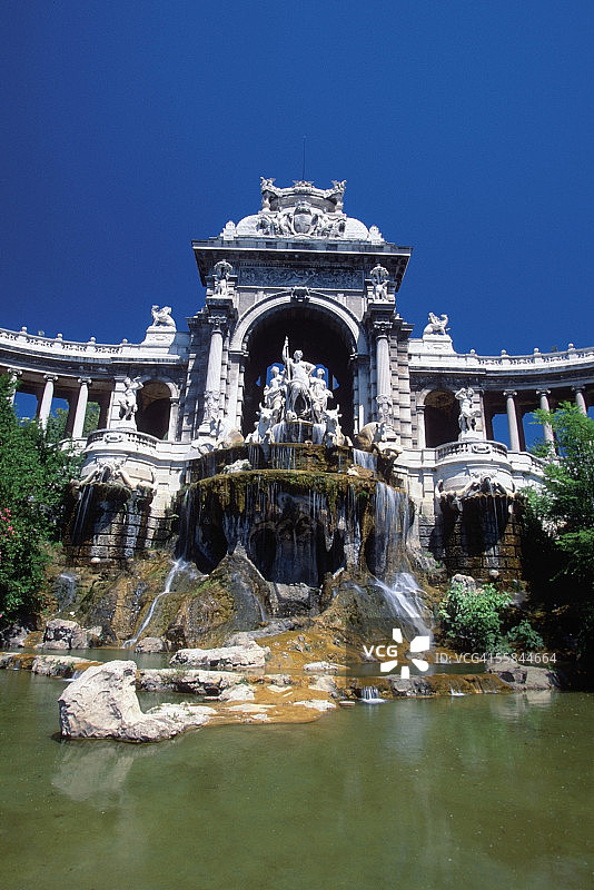 低角度的喷泉，龙尚宫，马赛，法国图片素材