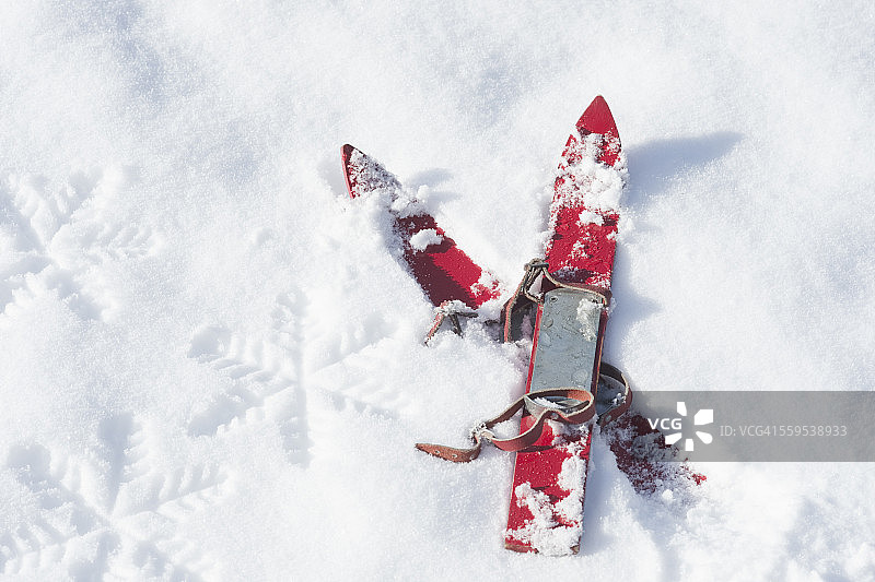 德国，一对红色的孩子在雪地上滑雪图片素材